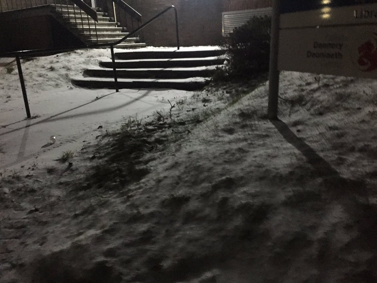 walesbreakfast's tweet photo. Eira ar y ffordd i'r stiwdio // Snow on the way to the studio this morning! ❄️❄️☃️☃️ https://t.co/wkdmHfa2Zz