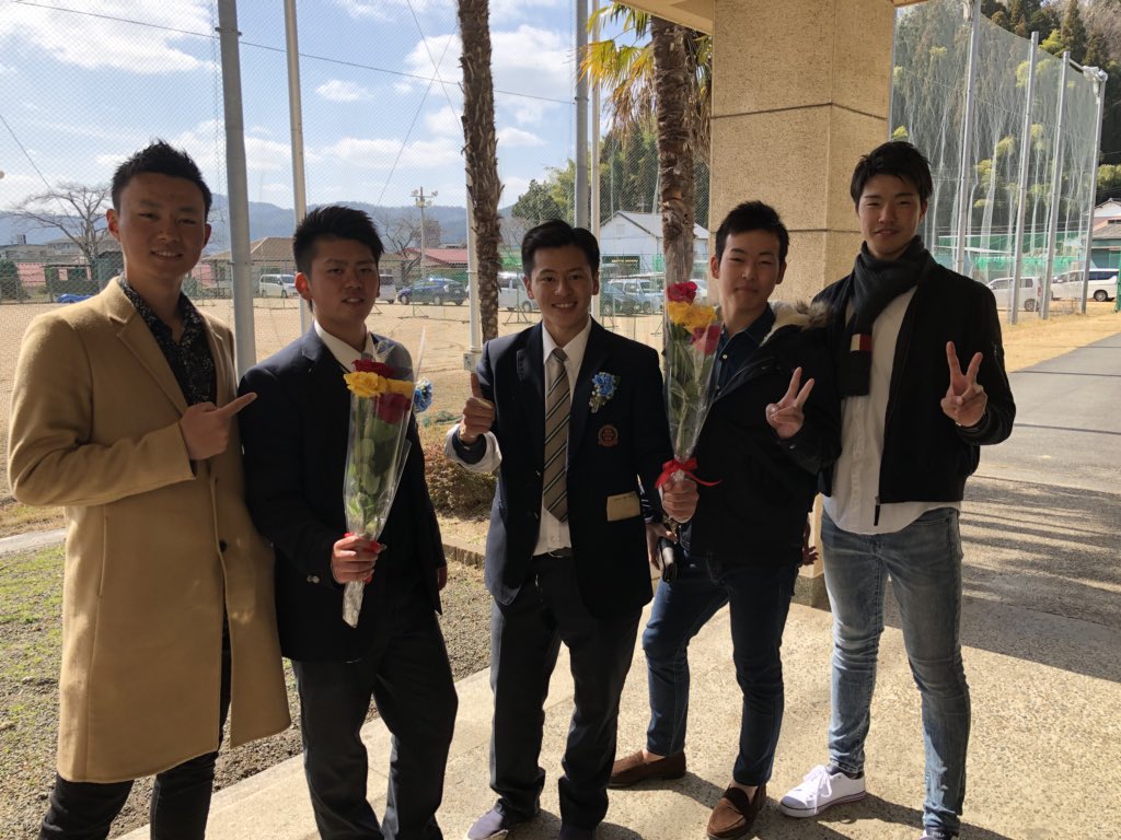 kr___3150's tweet photo. 花束もありがとう👌🏿
これで3人もキリスト信者。 https://t.co/P1zLAZu0fK