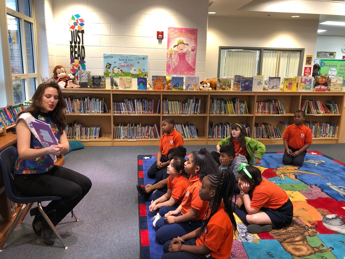 krrow09's tweet photo. Read Across America with Miss Virginia! 
#seatackdreamers https://t.co/ZpcBbZhzsd