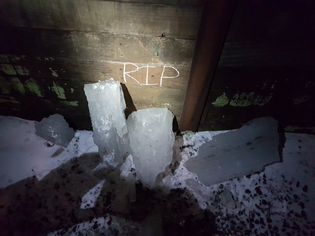HammertimeLH44's tweet photo. RIP #Balcombe #HaywardsHeath &amp; #Oxted Tunnel icecles 
@networkrail @SouthernRailUK @TLRailUK 
#BeastFromTheEast
#BalcombeIcicle
#8ftIcecles https://t.co/aFDG8DjO1P