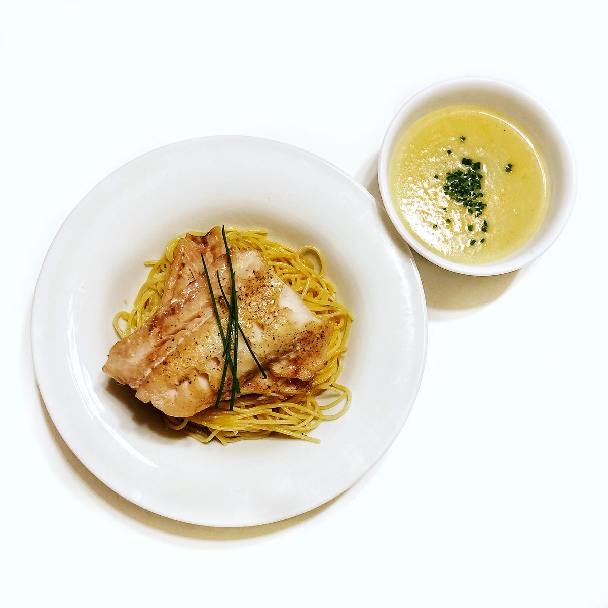 vswleung's tweet photo. Dinner is served, anyone want some? 
Tonight’s Menu: - Pan fried rockfish w/ garlic pasta 🍝 - Potato leek soup 🥣 https://t.co/7lo0cqVfWF
