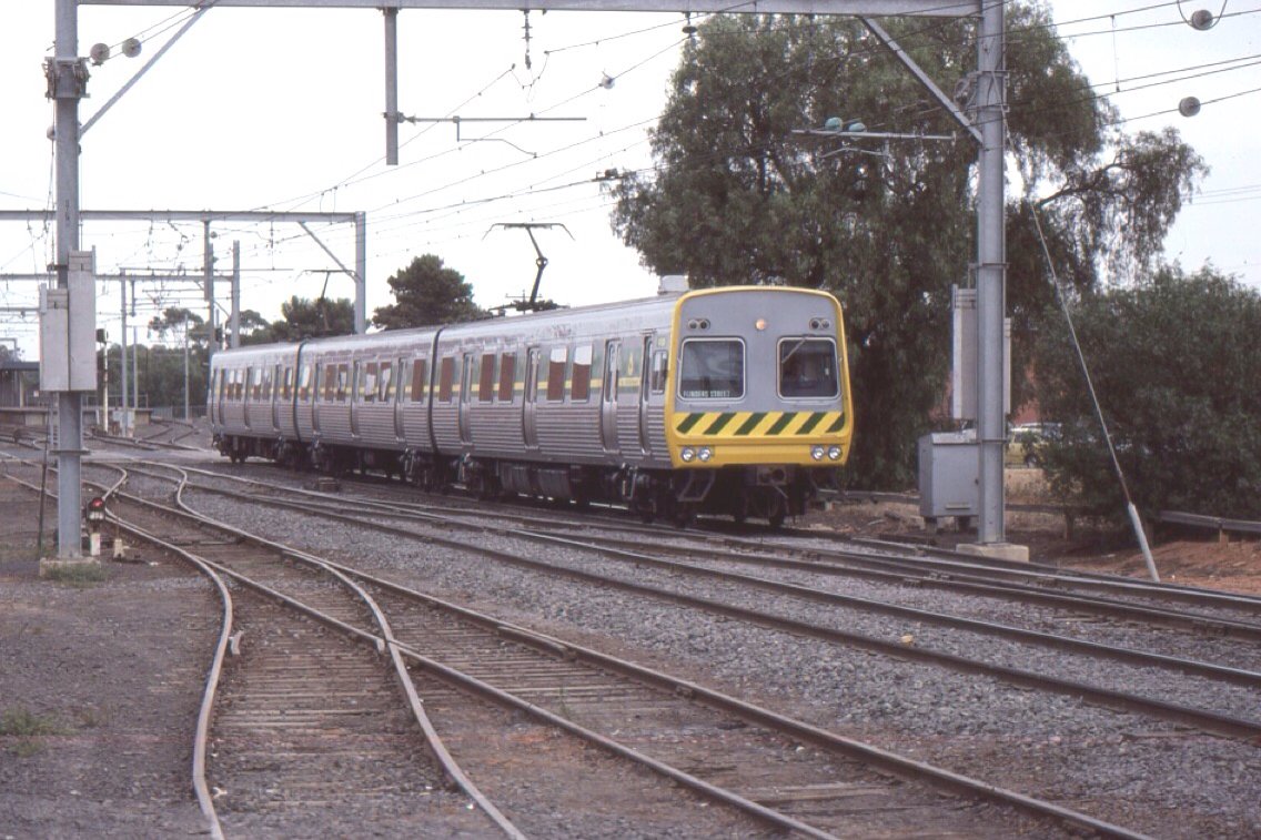 railmaps's tweet image. Today’s historic pic: A three-car Comeng electric set departs Werribee, Vic on a trip to Melbourne, March 22, 1986.
Comeng trains still run here but these days they are 6 car sets.  In 1995 the interstate standard gauge line to Adelaide was built on the right of this scene.