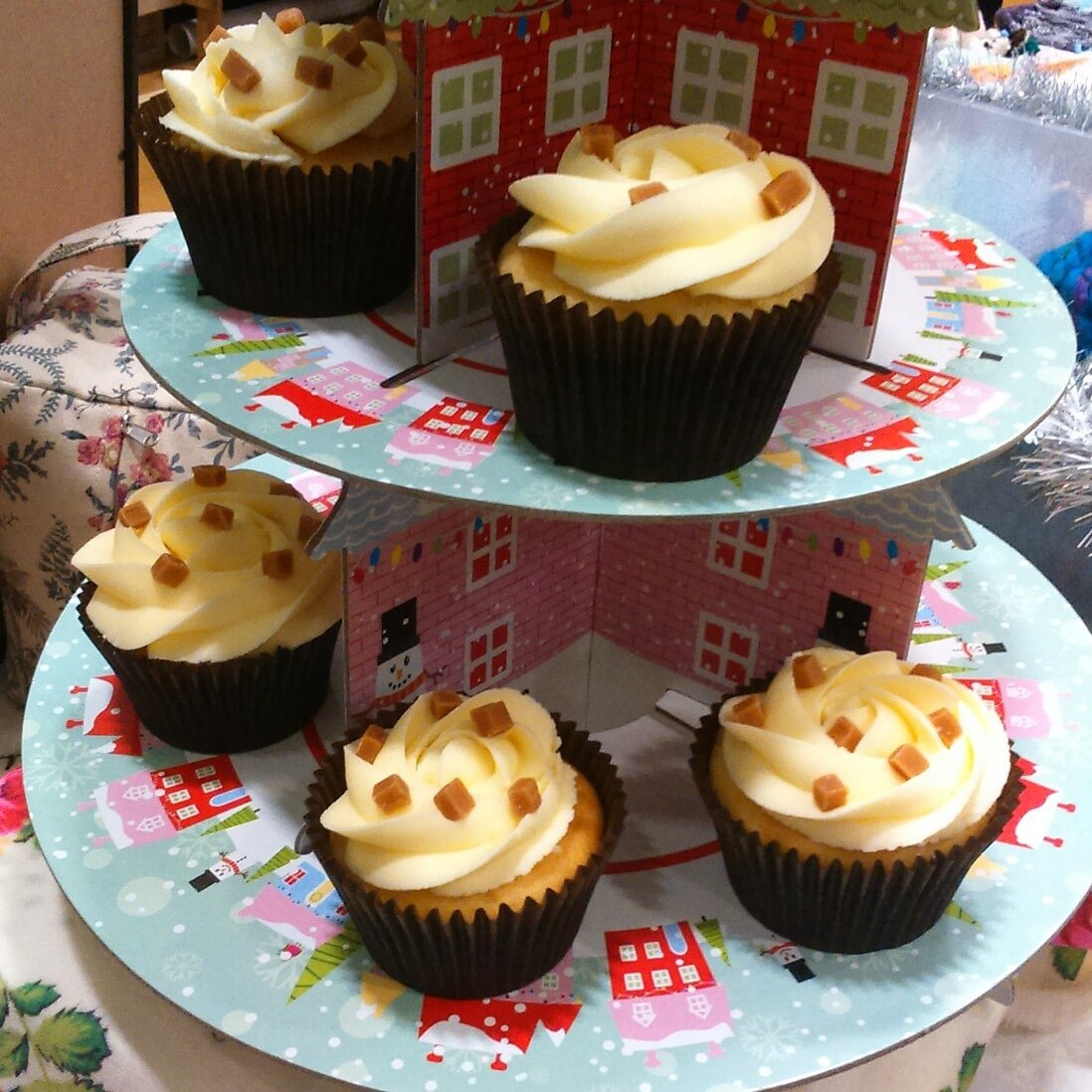 LadybirdLab's tweet photo. Salted #Caramel #Cupcakes! Perfect in this cold #snowy weather ❄ These cupcakes have a hidden centre of oozing #SaltedCaramel, topped with #vanilla #buttercream &amp; pieces of real #Devonshire #fudge! 💗 #Cupcake #Baking #Handmade #DevonFudge #SaltedCaramelCupcakes #BritishFood #MK https://t.co/6PRazyTGH6