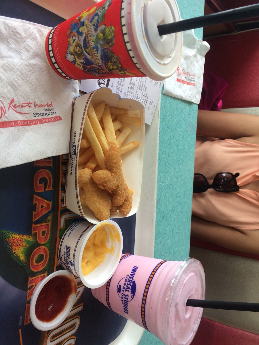 Sungi29's tweet photo. #DinoNuggets (@ Mel's Drive-In in Sentosa Island, Singapore w/ @suchi_de) https://t.co/NG9b5priHH https://t.co/fgVRqkAMaC