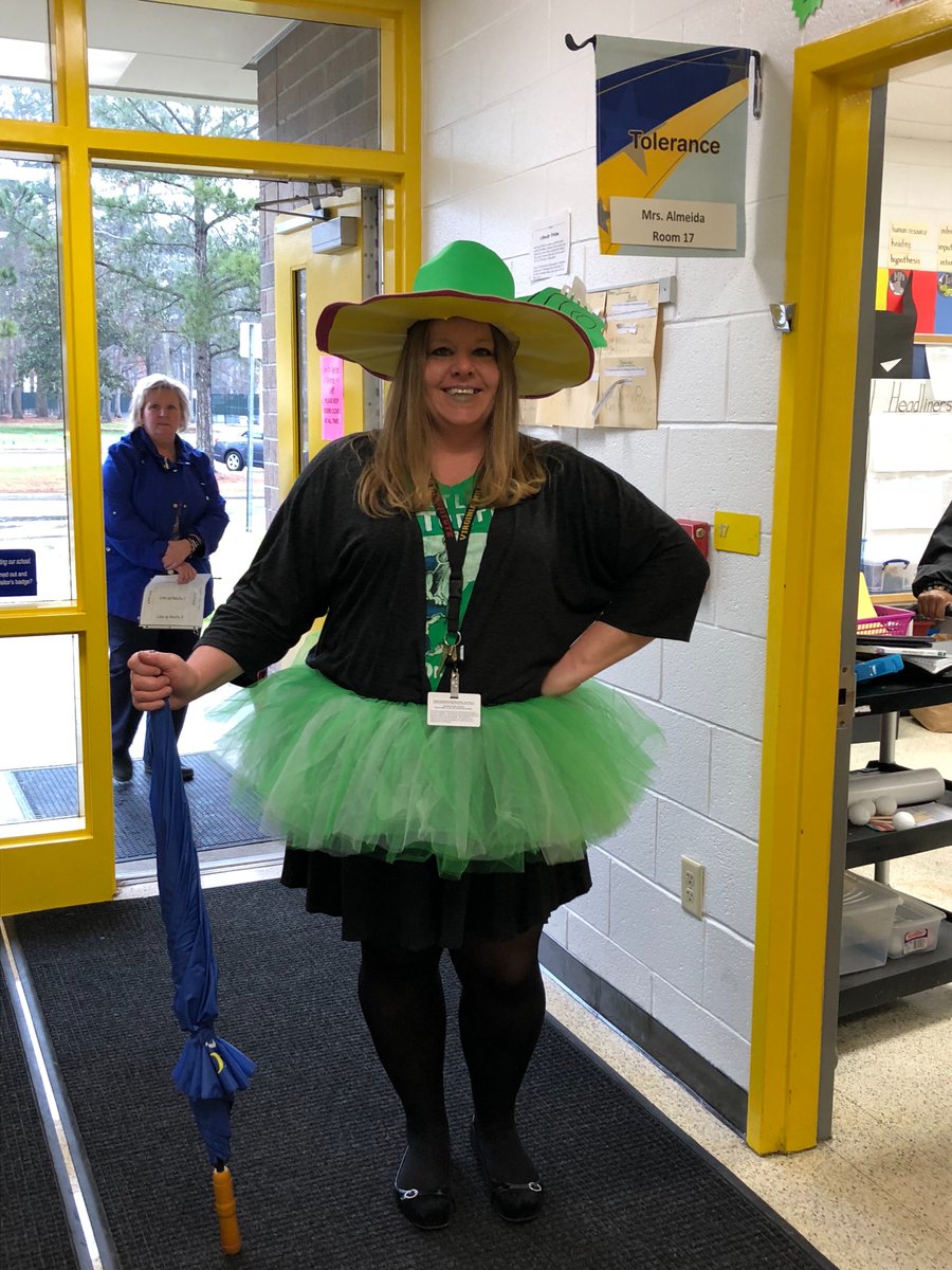 krrow09's tweet photo. Literacy Spirit Week! 
“Green Eggs and Ham” 
“Wear Something Green in honor of a classic” 
#seatackdreamers https://t.co/iehiAFmUYL