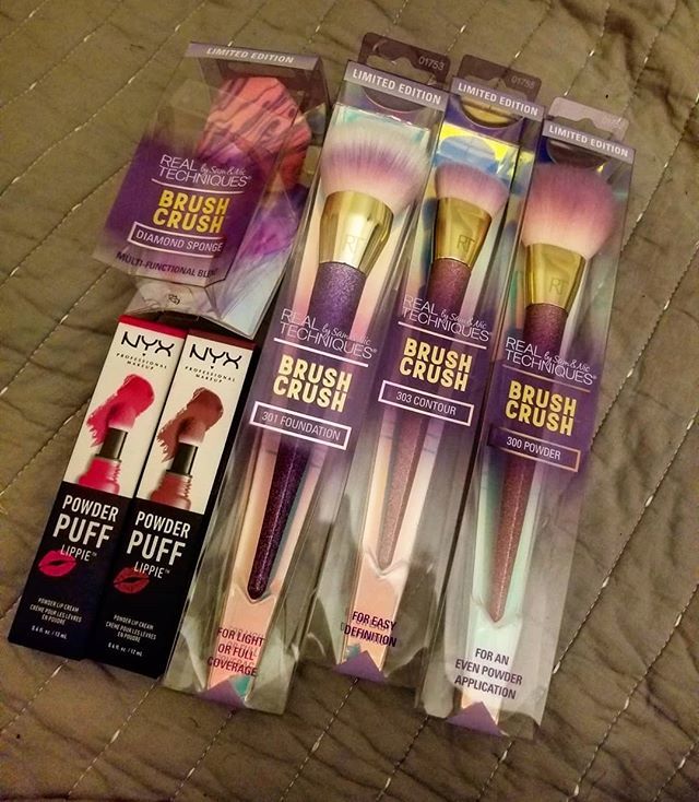 madsaleswoman's tweet image. A lil #minihaul today...you can never have too many GOOD brushes, it will encourage you to keep your brushes clean (because who loves washing their brushes but everybody loves good skin!). Also, I bought one of the #nyx powder puff lippies on my trip hom… ift.tt/2GVTpRf