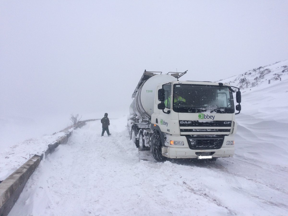 Our fantastic countryside officers Paul Finn and Karen Turnbull took food and water to a lorry driver who was stuck on Snake Pass for 20 hours yesterday and take him to safety.  #TeamDerbyshire goo.gl/2BMCmd