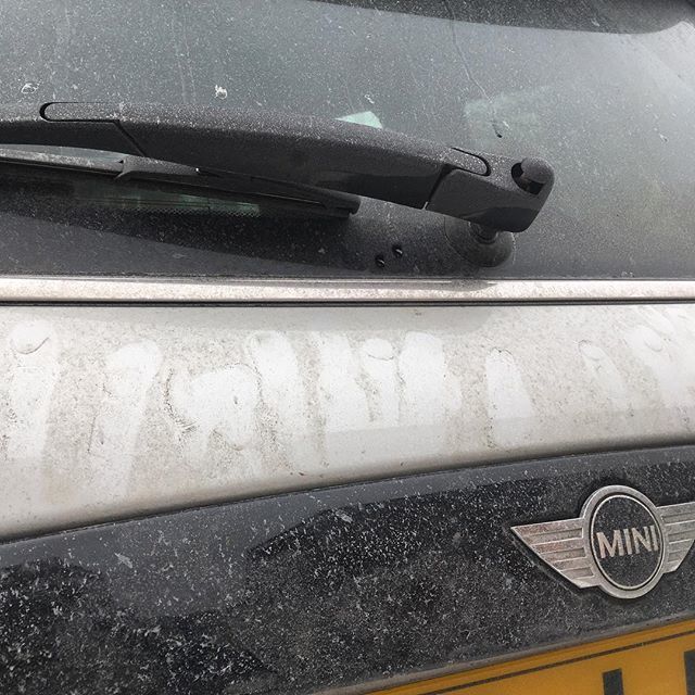 So this mornings drive in the snow was less successful... Thanks Gareth, FK, Linda and Alan for your assistance! #handprintsofdefeat #stuck #snow #mini #beastfromtheeast ift.tt/2FjaIhU