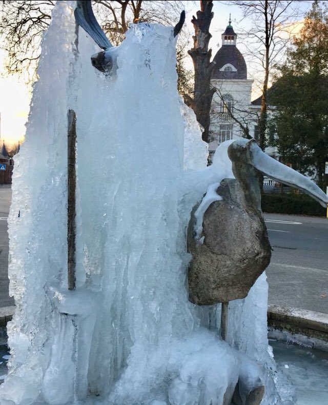 VincentV1969's tweet photo. Fontein “De Ysvogel” 😜🤪❄️❄️ #depinte #viteuxpark #viteux #ijs #fontein #vorst #vriezen #frozen #frozen❄️ #ice #cold #winter #freezing #koud #icecold #ijskoud #berekoud #vriestdathetkraakt #vriestemperaturen #bevroren #gladijs #ijssculpturen #kerkplein https://t.co/zRKNdoSmib