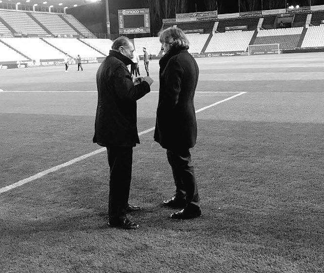 AlbaceteBPSAD's tweet photo. De La Bruja a El Brujo...
“Ha sido una semana muy triste para mí por la muerte de Quini... Tenía feeling con él. Estuvimos aquí cuando vino el Sporting. Quiero enviar un abrazo muy fuerte a su familia”.
#DEPQuini https://t.co/IWwiRM9akC