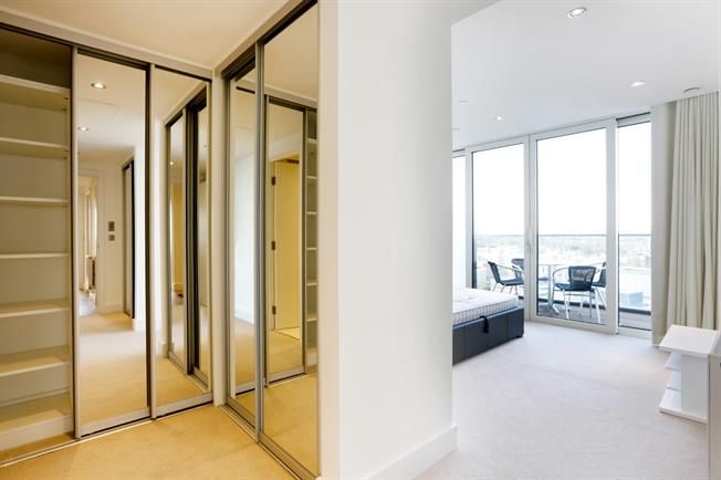 #FabulousFlats

Enjoy a panoramic view of #London from this three bedroom apartment, the floor to ceiling windows give a staggering view out over the capital. The flat is ideally located on Upper Richmond Road adjacent to East #Putney underground station socsi.in/LnLeu