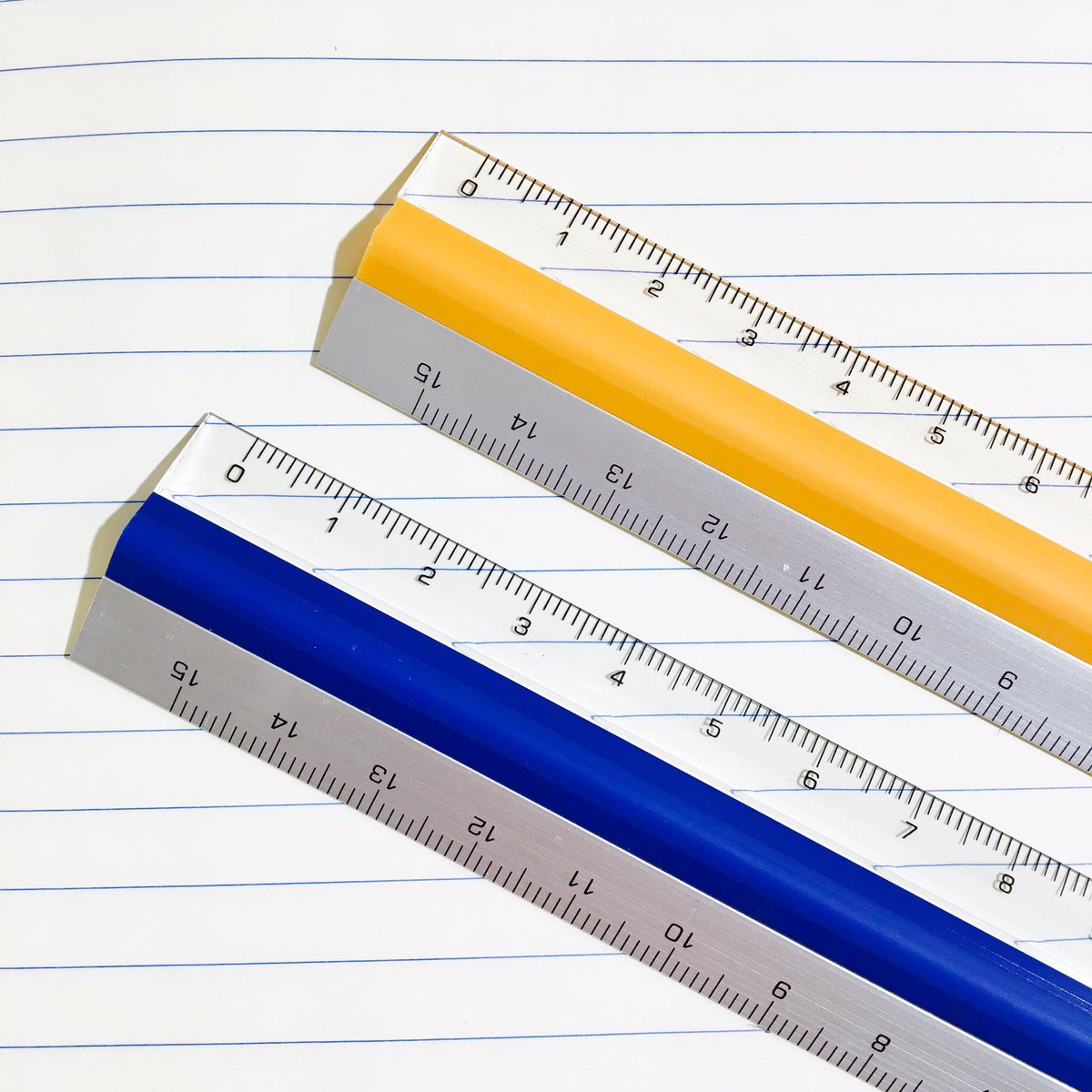 コトラモノラ トゥールズ در توییتر 新宿店 片方はアルミ 片方は透明アクリル こんな定規 が欲しかった と思わず唸ってしまう とっても便利な ピタットルーラー 名前の通り真ん中を押さえるとピタッと止まる滑り止め機構が採用されています 線を引くのも紙を