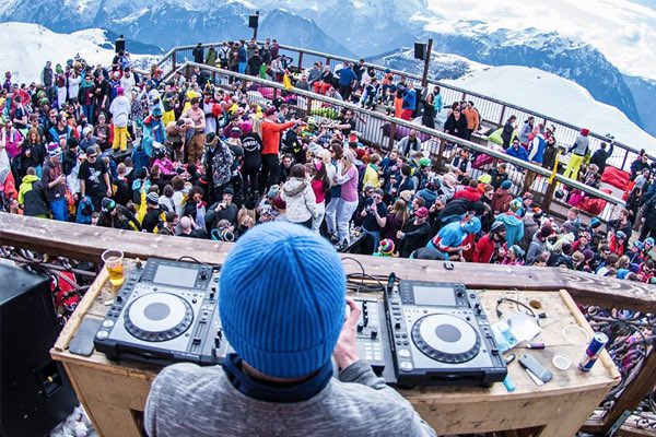 oldmillPH's tweet image. We are OPEN all day &amp;amp; night
Join our apres ski dj from 9pm
And don&apos;t forget 2-4-1 cocktails from 6-11pm #portishead #oldmill #dj #snow #cocktails