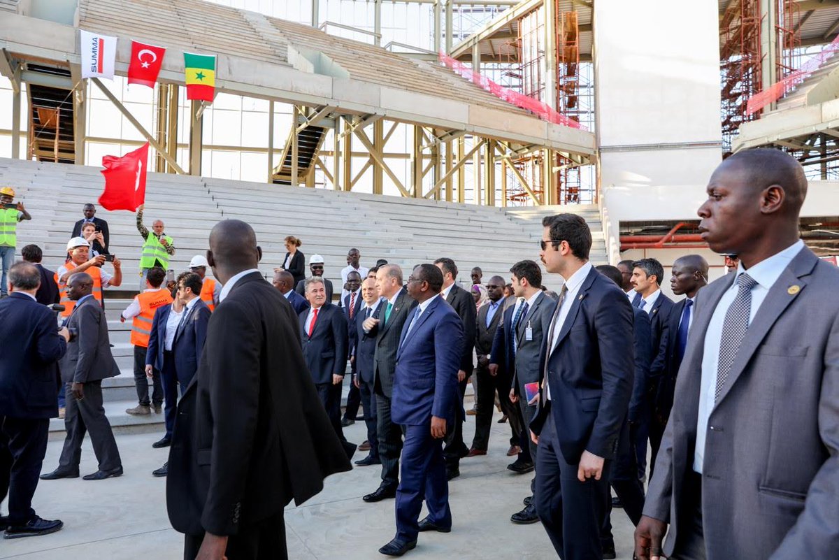 amadoud98130314's tweet photo. Une immense foule en accueille aux présidents @Macky_Sall et son ôte S.E.M #racep tayipp erdogan aux chantiers de l'aréna et du marché d'intérêt national de DIAMNIADIO @elhadjkasse @BBYSenegal @AprChine @baelimane @Aliou_apr_Ba @Aliou_apr_Ba @djibrilsene24 #senegal https://t.co/xobTv15wq8