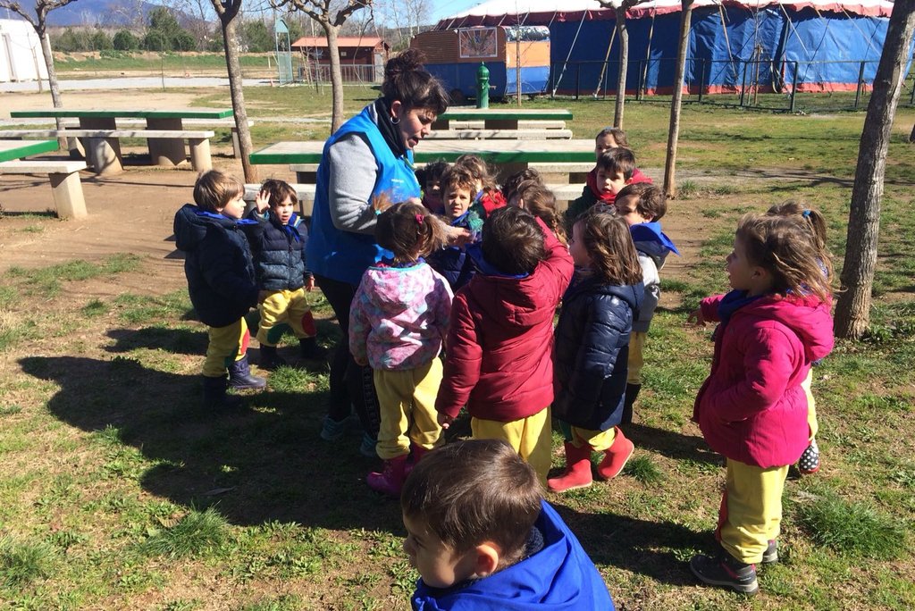 Claret_Elena's tweet image. #P3 del @claretbarcelona continuem el nostre #TreballperProjectes sobre els #sentits. Avui investigant i descobrint a la casa de colònies Mogent. #Elboscdelssentits. #jocs #gimcana #hort #elssons #bossetes d'olor.