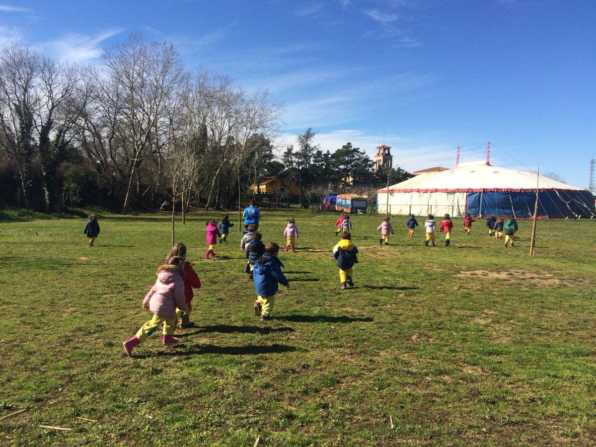 Claret_Elena's tweet image. #P3 del @claretbarcelona continuem el nostre #TreballperProjectes sobre els #sentits. Avui investigant i descobrint a la casa de colònies Mogent. #Elboscdelssentits. #jocs #gimcana #hort #elssons #bossetes d'olor.