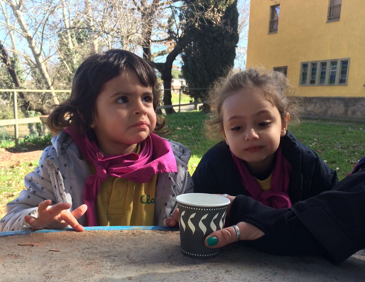 Claret_Elena's tweet image. #P3 del @claretbarcelona continuem el nostre #TreballperProjectes sobre els #sentits. Avui investigant i descobrint a la casa de colònies Mogent. #Elboscdelssentits. #jocs #gimcana #hort #elssons #bossetes d'olor.