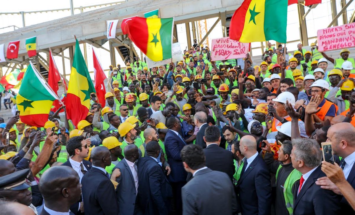 amadoud98130314's tweet photo. Une immense foule en accueille aux présidents @Macky_Sall et son ôte S.E.M #racep tayipp erdogan aux chantiers de l'aréna et du marché d'intérêt national de DIAMNIADIO @elhadjkasse @BBYSenegal @AprChine @baelimane @Aliou_apr_Ba @Aliou_apr_Ba @djibrilsene24 #senegal https://t.co/xobTv15wq8