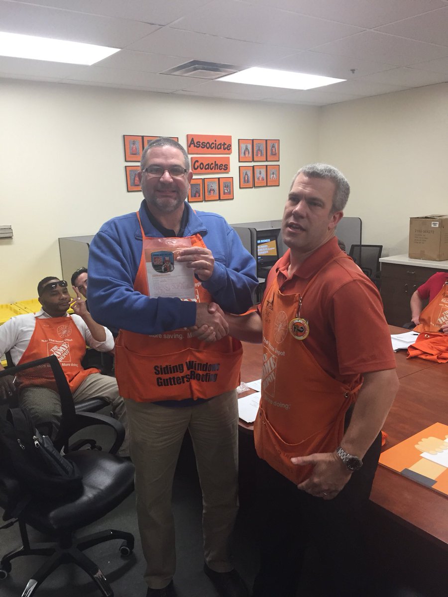 RichTempelman's tweet photo. SM Tom Foust recognizing SC Jose Romeu...AWESOME!! #hdesouth @THDTomATL @howardforman @MarkJWoodTHD https://t.co/7SU52ooSRV