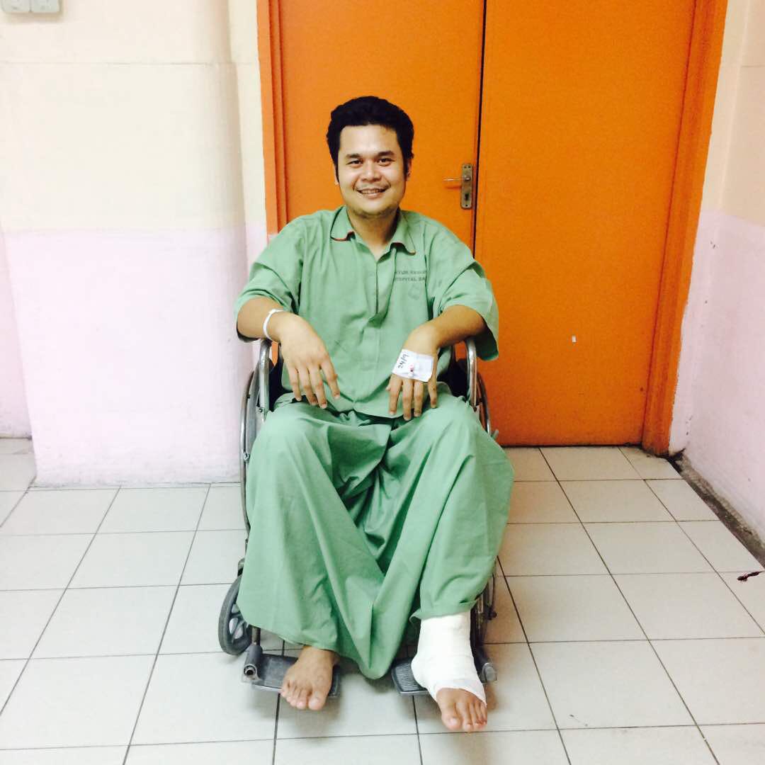 naqibnash's tweet photo. Salam nak mintak tlg RT guys tq!

3 bln lepas abg saya terlibat dgn accident motor semasa urusan kerja. Skrg tgh dlm proses recovery (ankle kiri masuk besi) &amp; dikejutkan dgn berita diberhentikan kerja.

Utk sementara waktu, abg saya membantu isteri menjual brownies &amp; chicken pie. https://t.co/Lvw7iDhCeY