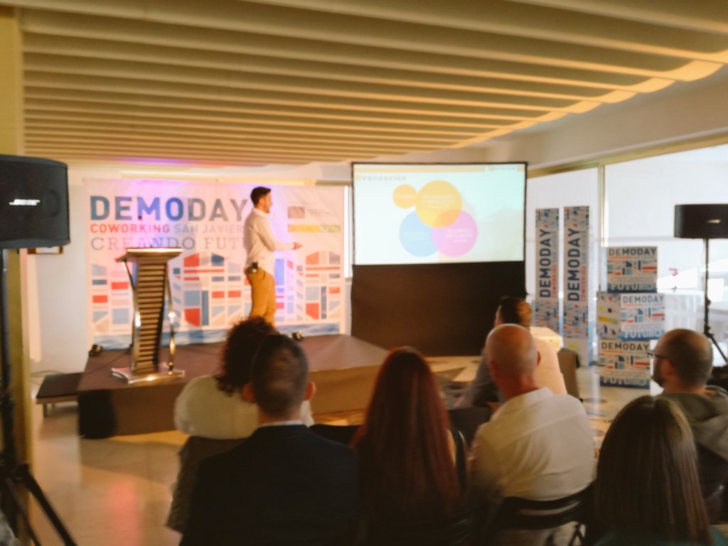 marenlasnubes's tweet image. Primeras presentaciones: #ecogrimbi la despensa ecologica; diana #vimo nos pregunta que hemos hecho por nuestro cuerpo hoy; @TroncoEmprende el consultor que hace mucho mas que colorantes;nuestra hada madrina ian page #cotalent y la emocionante historia de @marilovelez #emocioante