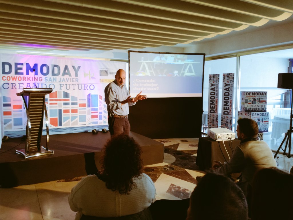 marenlasnubes's tweet image. Primeras presentaciones: #ecogrimbi la despensa ecologica; diana #vimo nos pregunta que hemos hecho por nuestro cuerpo hoy; @TroncoEmprende el consultor que hace mucho mas que colorantes;nuestra hada madrina ian page #cotalent y la emocionante historia de @marilovelez #emocioante