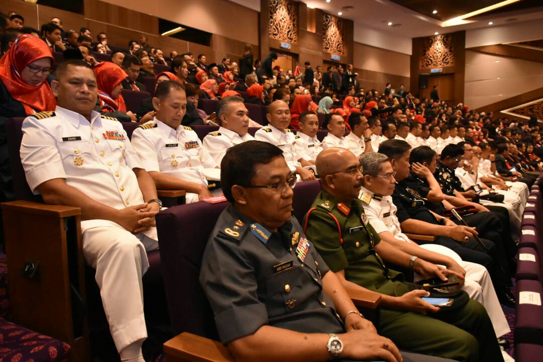 HQ Eastern Fleet (@mpa_timur) on Twitter photo Bersemangat! #NavyPeople Armada Timur turut hadir dalam Majlis Perhimpunan Perdana bersama YAB DS <a href="/NajibRazak/">Mohd Najib Tun Razak</a> di Pusat Pentadbiran Negeri Sabah hari ini. #PerkasaPerwira #NadiNegaraku <a href="/PMOMalaysia/">Msia PM Press Office</a> <a href="/SabahInfo/">Sabah Information</a> <a href="/JapenSabah/">Jabatan Penerangan Sabah 🇲🇾</a> <a href="/tldm_rasmi/">Royal Malaysian Navy</a> <a href="/MusaHjAman/">Musa Aman</a> <a href="/mykamarul/">Kamarul</a> <a href="/syedzahirputra/">VAdm Syed Zahiruddin</a> <a href="/ARBA_My/">ARBA_RMN</a> Bersemangat! #NavyPeople Armada Timur turut hadir dalam Majlis Perhimpunan Perdana bersama YAB DS <a href="/NajibRazak/">Mohd Najib Tun Razak</a> di Pusat Pentadbiran Negeri Sabah hari ini. #PerkasaPerwira #NadiNegaraku <a href="/PMOMalaysia/">Msia PM Press Office</a> <a href="/SabahInfo/">Sabah Information</a> <a href="/JapenSabah/">Jabatan Penerangan Sabah 🇲🇾</a> <a href="/tldm_rasmi/">Royal Malaysian Navy</a> <a href="/MusaHjAman/">Musa Aman</a> <a href="/mykamarul/">Kamarul</a> <a href="/syedzahirputra/">VAdm Syed Zahiruddin</a> <a href="/ARBA_My/">ARBA_RMN</a>