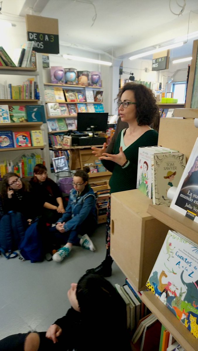 hablaworld's tweet photo. Ayer mantuvimos un fantástico encuentro #ExperienceTheLanguage en @espacio_caotica, donde Maite de #Caótica y los chicos de la editorial @MacleinyParker hablaron con un grupo de alumnos extranjeros de #Hablaworld sobre el panorama cultural de #Sevilla y el futuro del #libro 📚👌 https://t.co/dR38HmeEze