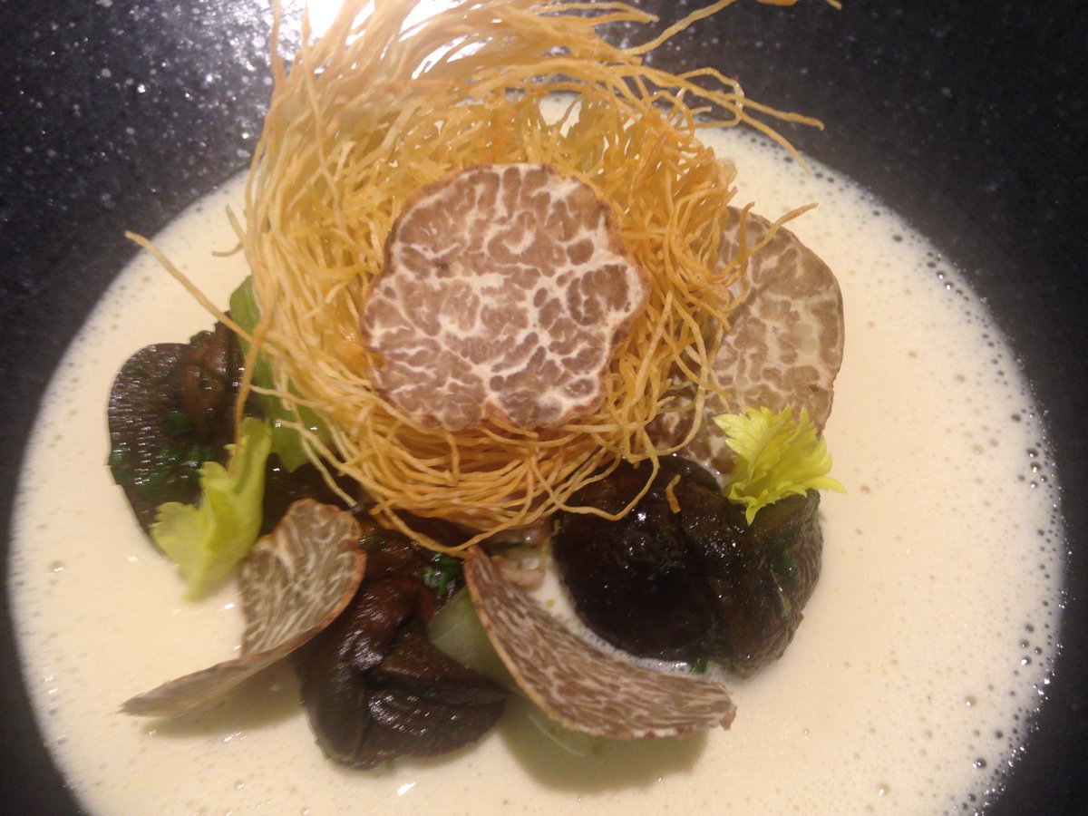 guideMichelinFR's tweet photo. À la Maison d'à Côté (#1étoile à Montlivault), Christophe Hay puise son inspiration entre Beauce et Sologne : escargots, poissons de la Loire, truffe, volaille, miel... pour notre plus grand plaisir. 😋 https://t.co/YuVYs3JusU
