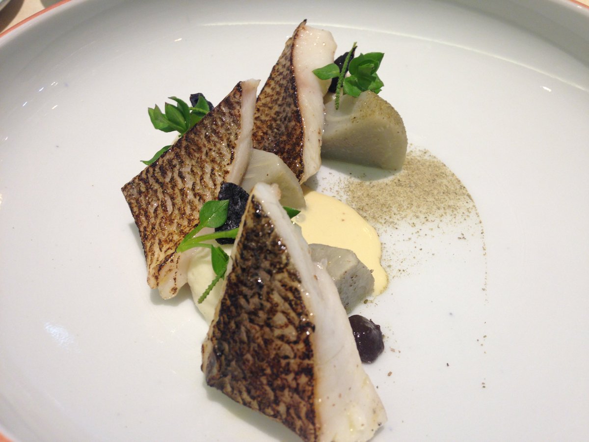guideMichelinFR's tweet photo. À la Maison d'à Côté (#1étoile à Montlivault), Christophe Hay puise son inspiration entre Beauce et Sologne : escargots, poissons de la Loire, truffe, volaille, miel... pour notre plus grand plaisir. 😋 https://t.co/YuVYs3JusU