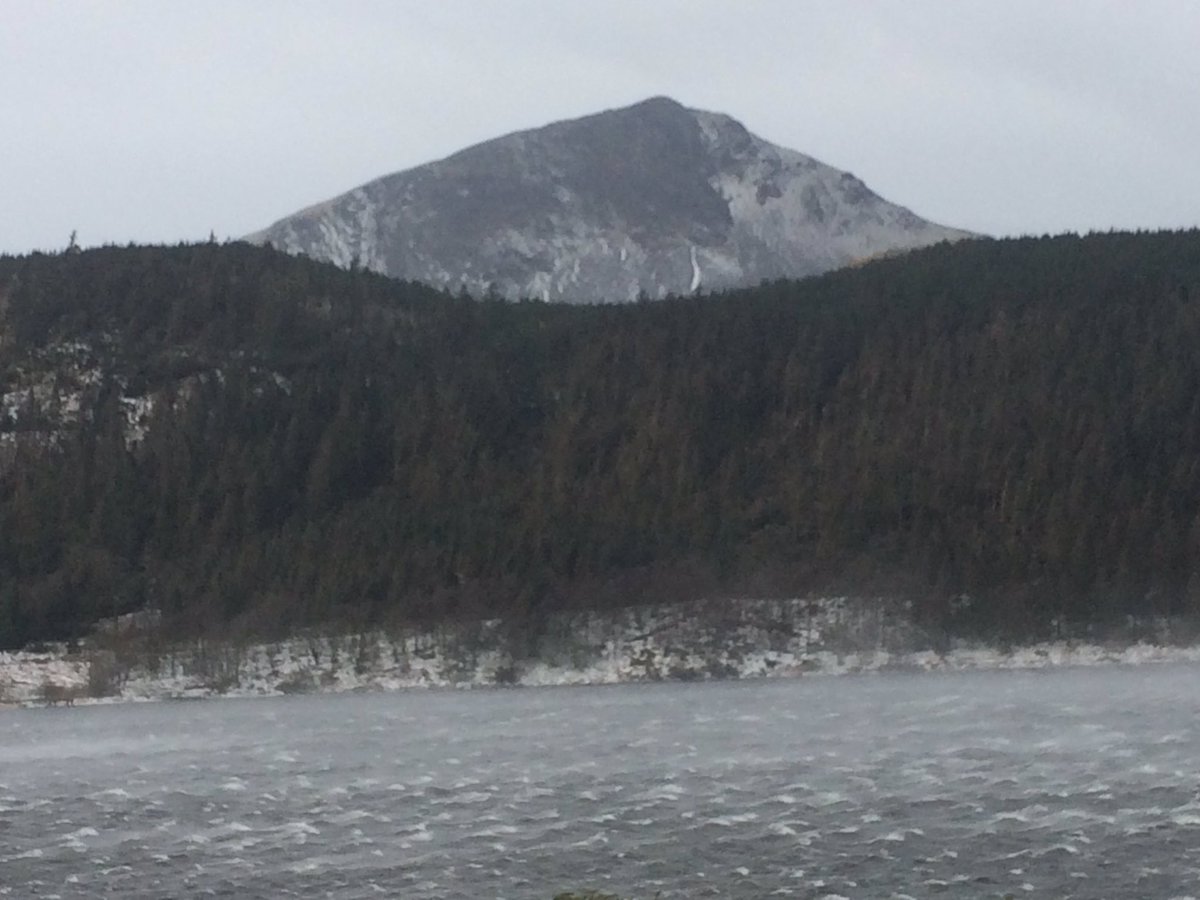 C_Dearden's tweet image. Some modest drifts, but the fields are green even round Llyn Cwellyn in Snowdonia, but some quite impressive breakers on the lake itself. #snowwales