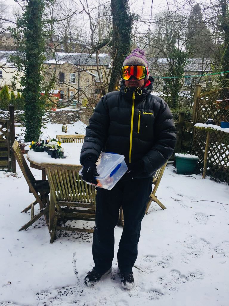 doefootcottage's tweet photo. Just filling the bird feeders before our next guests arrive ❄️🤘
#snow #beastfromtheeast #yorkshiredales #ingleton #holidays #holidaycottages https://t.co/wG7OAp3MVT