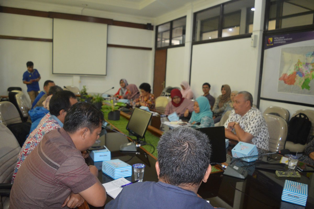 *BidangInfrastrukturPermukiman
Monitoring Evaluasi Kegiatan Penyediaan Air Minum dan Sanitasi Berbasis Masyarakat (PAMSIMAS III) dari Provinsi Jawa Barat #SalamSabilulungan #0203 <a href="/humaskabbandung/">Humas Pemkab Bandung</a> <a href="/InfoBdgKab/">Info Kab. Bandung</a> <a href="/Kang_DN1/">Dadang M Naser</a>