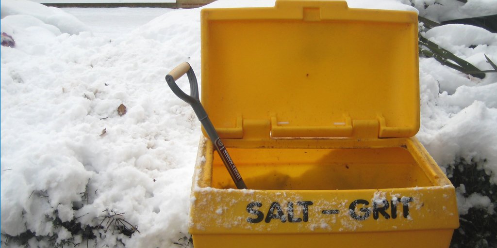 BrightonHoveCC's tweet photo. We have over 400 grit bins for residents in #Brighton & #Hove If you don't have a grit bin nearby, or it's running low, remember shovel, sweep, salt. You just need one tablespoon of salt to treat one square metre of pavement. https://t.co/vix1mTbcOx #BHsnow https://t.co/jhAXZjjbF3