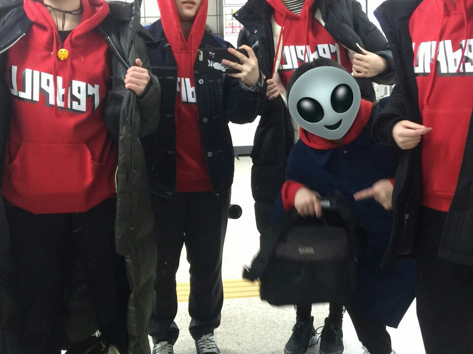 REDPILLstream's tweet photo. 💊레드필 생방송 공지💊

누가?  논란의 아이콘 레드필이
언제?  오늘 저녁8시
어디서?  새 스트리밍 전용 채널에서
어떻게?  집단적 독백이 난무하는 
무엇을?  생생 예능을 방영할 예정이다.
 왜?  이유불문. 본☄방☄사☄수☄

Follow me :
https://t.co/wQKtAf0uxe https://t.co/fezeFxXNvE
