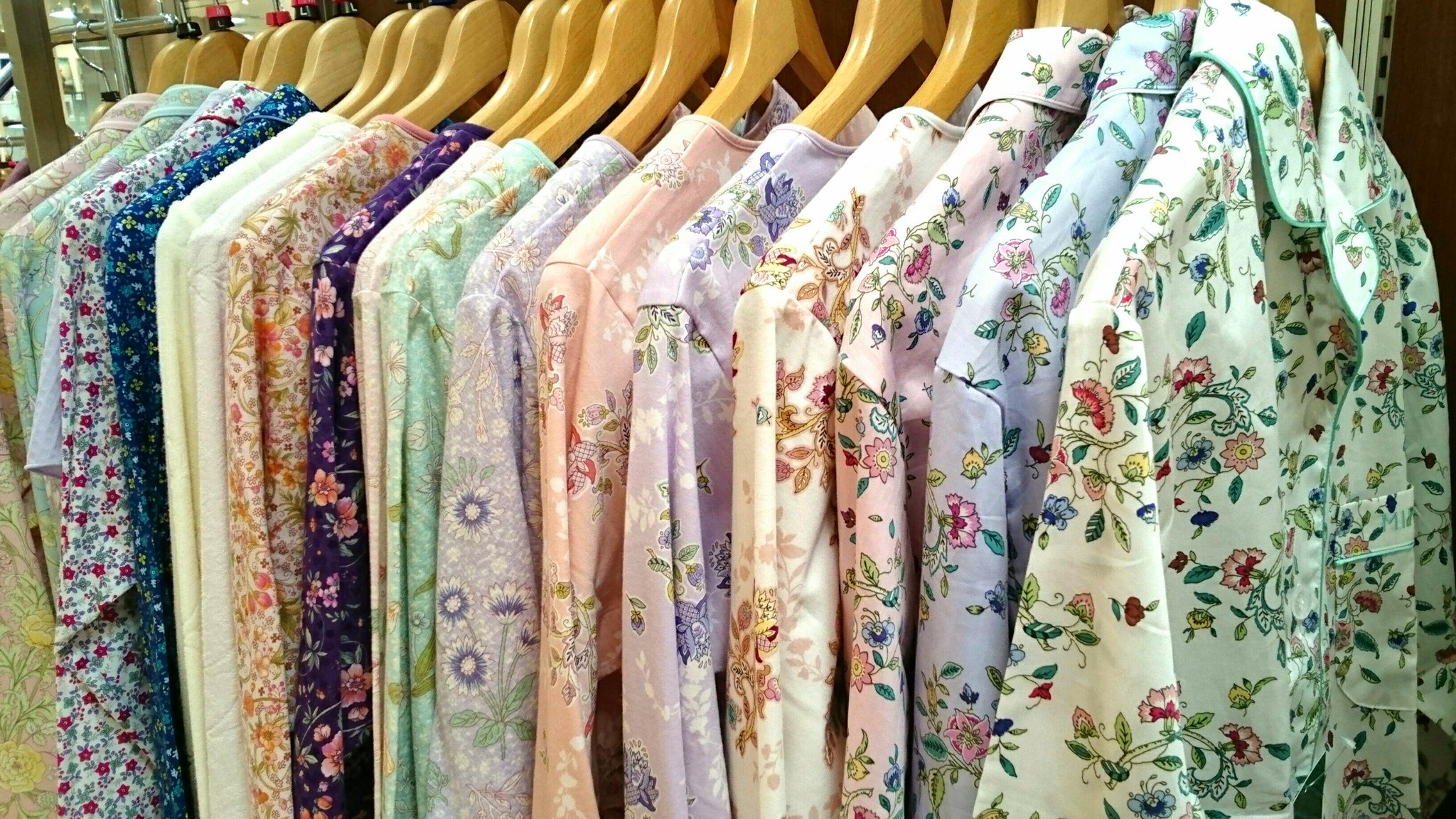 日本橋三越本店 Mitsukoshi パジャマ 春物展開中 春らしい素材のガーゼや 色柄のパジャマ を展開中 人気のブランドパジャマも今なら揃ってます 新生活の準備にもおすすめです 本館５階寝具 日本橋三越 ワコール 荒川 三峰