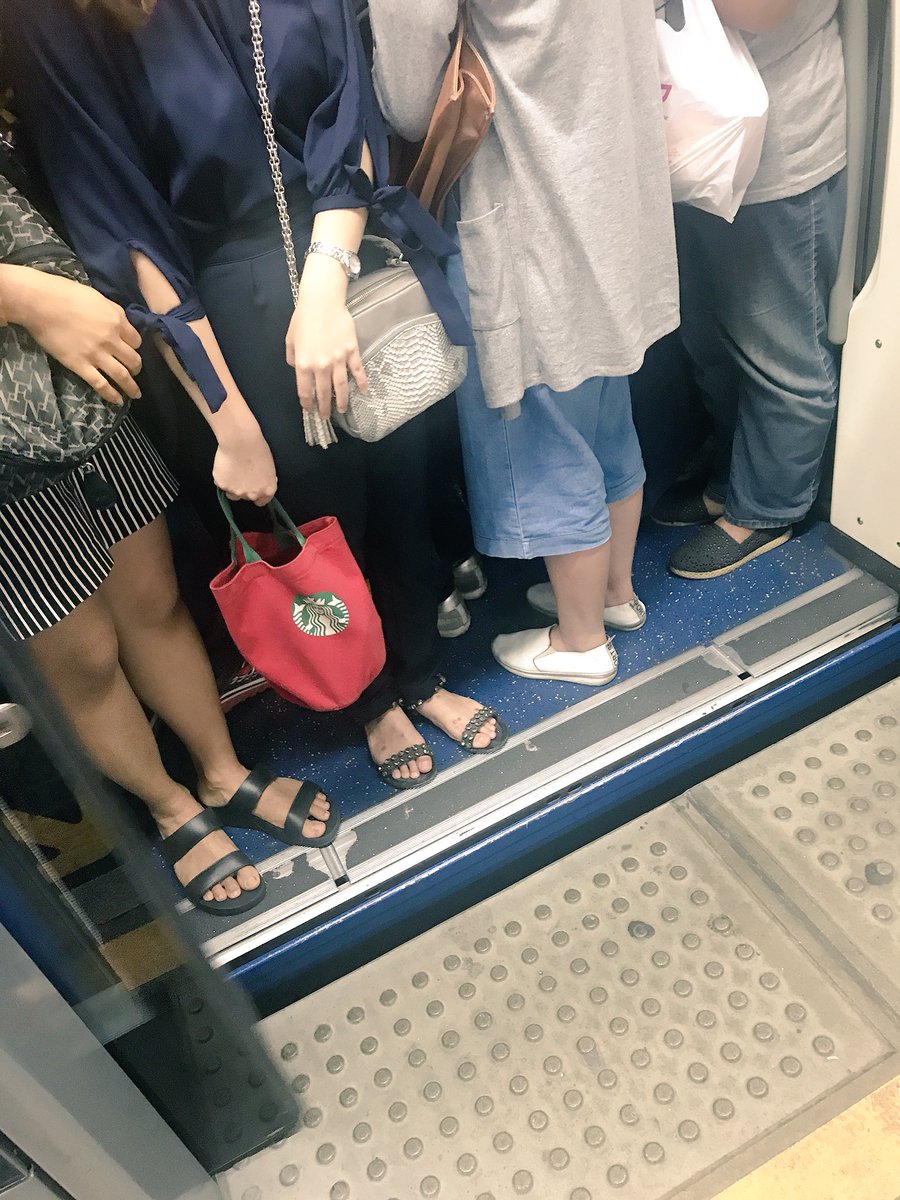 In #Tokio kannte ich keine „zu vollen Züge“. Man quetscht sich rein und wundert sich, dass man es tatsächlich geschafft hat 🚃 In #Bangkok dagegen kommt eine Durchsage mit der Bitte auf den nächsten #Zug zu warten 🤷🏻‍♀️#erlebees #thailand #övpn #rushhour