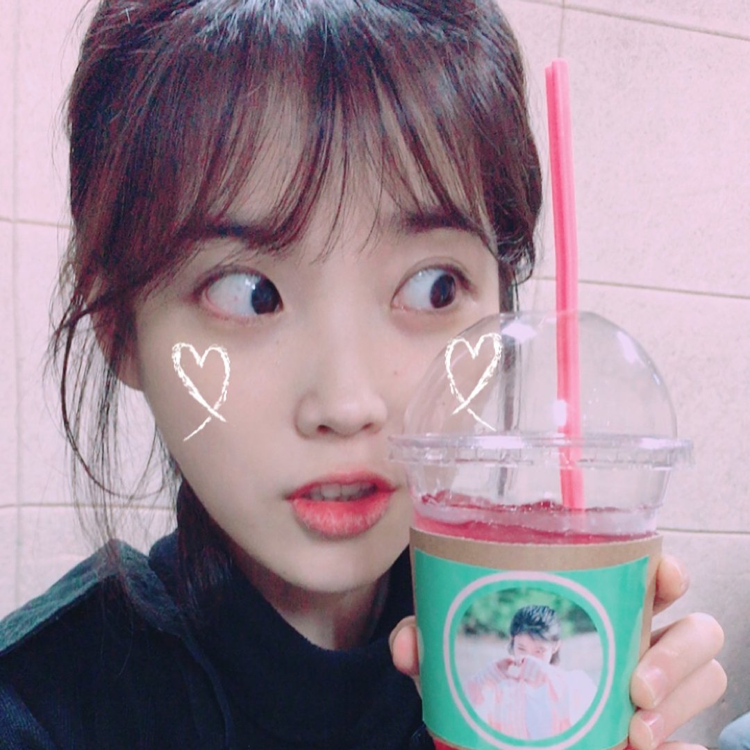 iu_snaps's tweet photo. [IU INSTAGRAM(5P)] dlwlrma: 💜아잉유💜 고맙습니다
잘 마시고 먹었습니다!! #나의아저씨 4/5P https://t.co/LN1xHqta1G #kpopsnaps https://t.co/L91BzTNUPG
