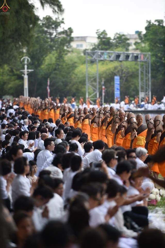 New072's tweet photo. ภาพพระ1,134องค์ ทั้งไทยและต่างชาติ #ธรรมยาตรา
ออกจากวัด #พระธรรมกาย ท่ามกลางสาธุชนจำนวนมาก https://t.co/5jlOASVQzC https://t.co/XWI0jXItED