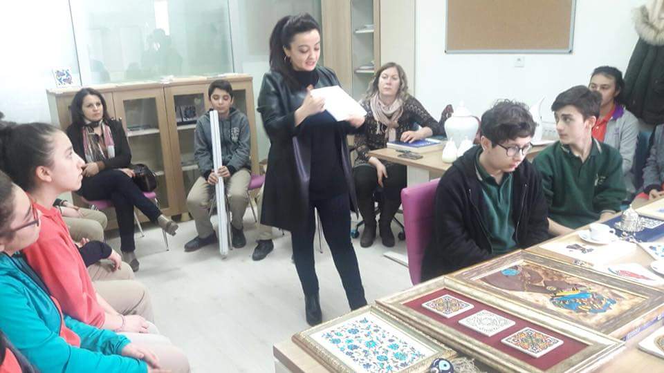 Mevlana Ortaokulu Kadı Burhanettin Öğrenci Meclisleri Bahtiyar Bostan Özgecan Hanımlar Yaşam Merkezi´ ni ziyaret ederek, Usta Öğretici Aslı ALKAN´ dan eski Türk sanatlarından çini yapım aşamalarını öğrendiler. #kadıburhanettinöğrencimeclisleri