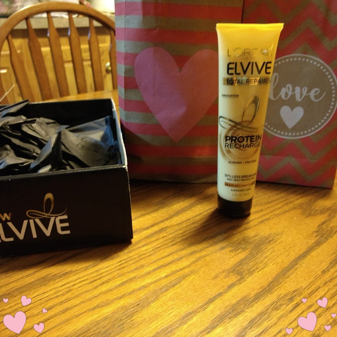GinaRene83's tweet photo. I love my complementary Elvive Voxbox! @LOrealParisUSA #ElviveRevive #Proofin1Use https://t.co/iFA1oxuS0v