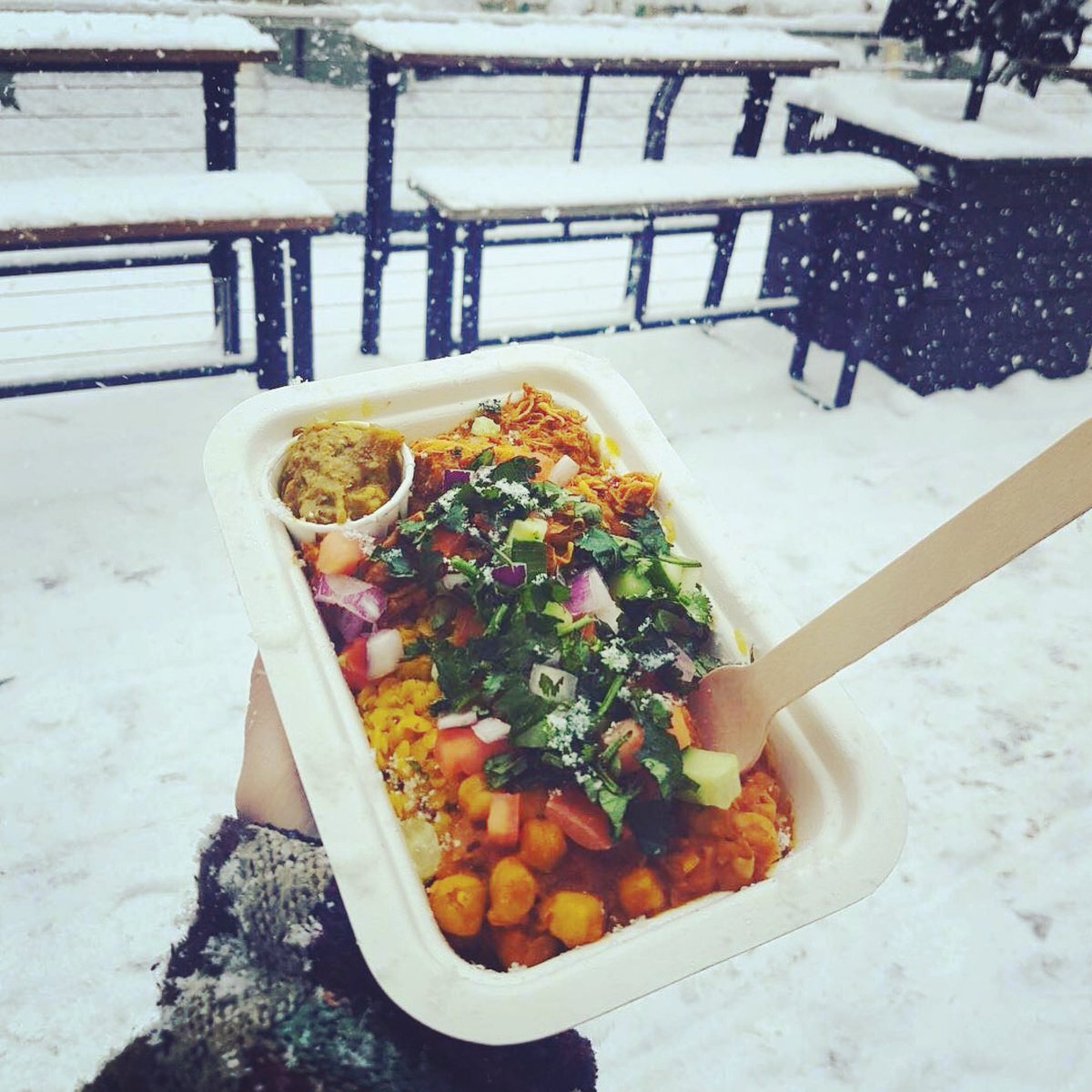 SonitasKitchen's tweet photo. When it’s OooooooH SOOOOO cold outside ❄️❄️❄️ Come warm yourselves up with a steaming, nourishing #healthy #currybox from us! 😍 @boxpark and @CamdenMarket 7 days a week! https://t.co/ZfICShkbOB