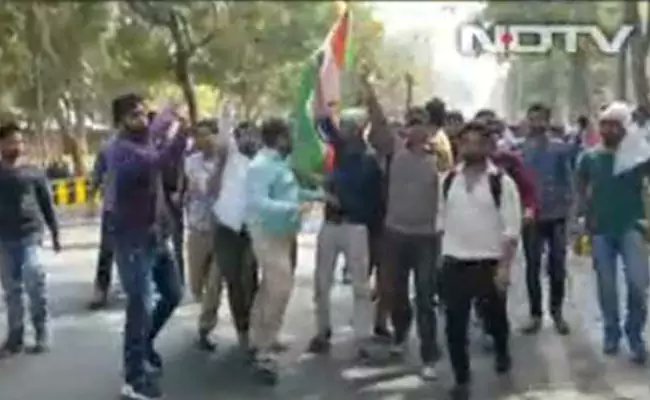 ashwanikgupta1's tweet photo. Hundreds of students demanding CBI probe into SSC CGL paper leak allegations outside SSC office in Delhi. #sscscam  #SSCExamScam 

#SSCExamScam https://t.co/TIVukW9KUJ
https://t.co/xJUuSkPhuI