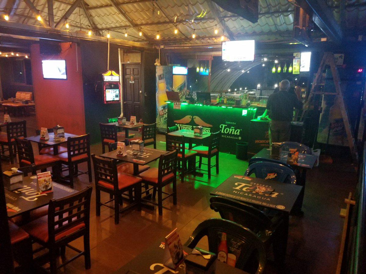 xlozt's tweet photo. Alguien sigue trabajando! 😔 (@ Wings House in Managua) https://t.co/y2440WUehk https://t.co/4uYvluXcZL