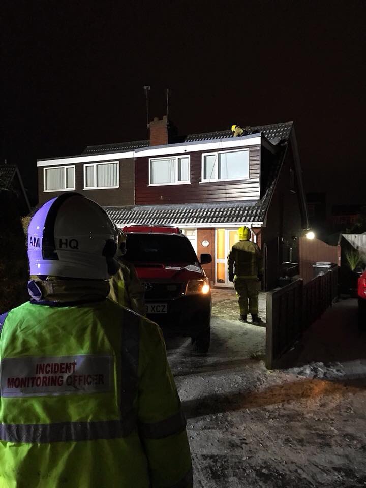 SFRS_MDrayton's tweet photo. INCIDENT: 23:35hrs on Thursday both appliances with @SFRS_atm in support mobilised to #DangerousStructure in #MarketDrayton 🚒🚗 Large section of flat roof in danger of blowing away 💨 Crews removed roof using 9m ladder, Line Safety, Saws 👨🏻‍🚒 #Freezing #TeamWork #StormEmma https://t.co/5uhh9jcR50