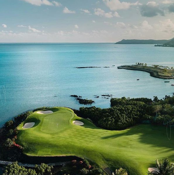 The <a href="/FSMauritius/">Four Seasons Anahita</a> at @AnahitaMRU will play host to the 2018 edition of the <a href="/AfrAsiaMRUOpen/">AfrAsia Bank Mauritius Open</a>. Play this incredible golf course for yourself and see why so many golfers return to this beautiful part of Mauritius.
#GolfingParadise #Mauritius 

 📸: sjomanart