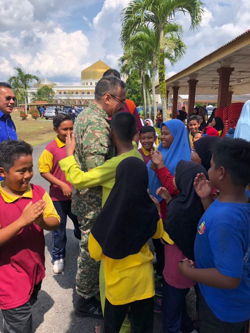H2o Comms A Twitter Adik Dari Sekolah Kebangsaan Felda Bandar Baru Serting Di Bandar Seri Jempol Negeri Sembilan Begitu Gembira Dan Teruja Bertemu Ds Hishammuddinh2o Sehingga Terus Memeluk Ds Hishammuddinh2o Sebagai Tanda