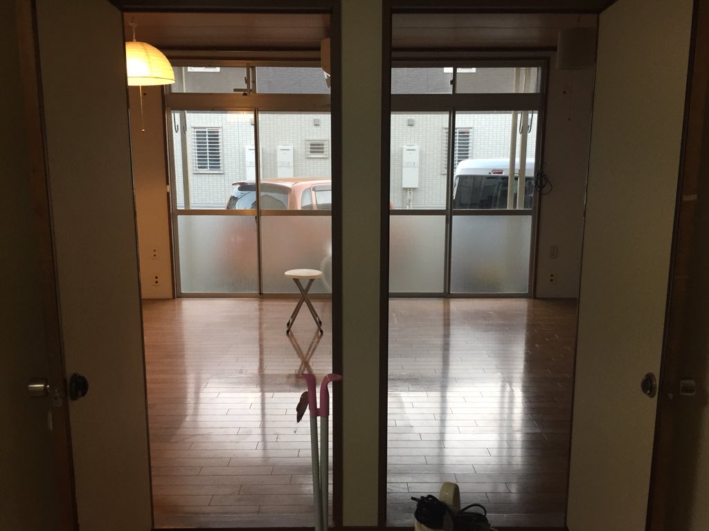 タタ村さん ɐɯɐɹnʞɐs ᴉʞnzᴉw お世話になった築41年のボロアパート に別れを告げる つくば市に筑波大学が開学して間もない頃に建てられたこの家は 内装 リフォームはされているものの ドラマ 相棒 ファンの夫が 右京さんが来そうなボロアパート と