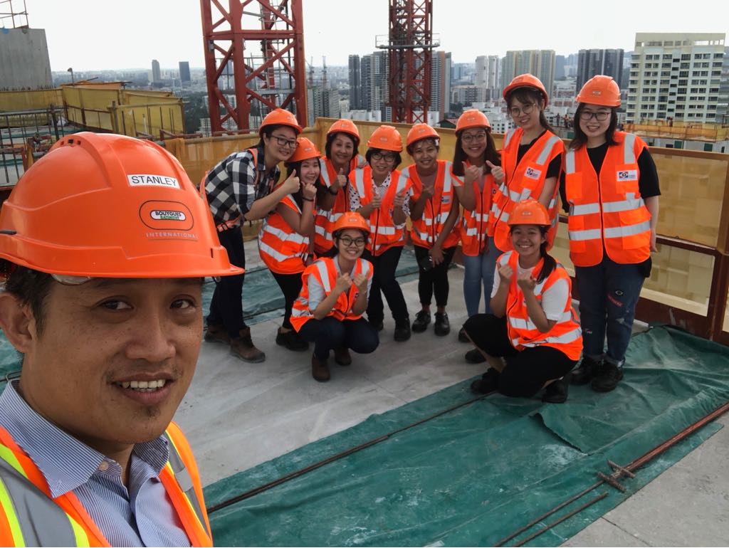 Singapore opened the #GOM2018  event with a visit of Clement Canopy Project by #DragagesSingapore, and sharing between young female students and female engineers! Surely they were inspired and some will join @Bouygues_C in the future! @GirlsonMove #RoleModels #March8