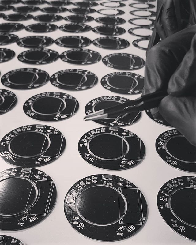 FlorianDussopt's tweet photo. Populating boards, one tiny component at the time 👀🔬🔎#bespoke #installation #art #FDDS #tw https://t.co/IQA4ZrvBNB https://t.co/MGXRvRUbNV